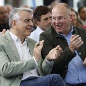 El secretario general del PP, Miguel Tellado (d), y el presidente de la formación en el País Vasco, Javier de Andrés (i), han intervenido este sábado en un mitin-fiesta del partido en la céntrica plaza Indautxu de Bilbao. 