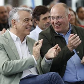 El secretario general del PP, Miguel Tellado (d), y el presidente de la formación en el País Vasco, Javier de Andrés (i), han intervenido este sábado en un mitin-fiesta del partido en la céntrica plaza Indautxu de Bilbao. El secretario general del PP, Miguel Tellado (d), y el presidente de la formación en el País Vasco, Javier de Andrés (i), han intervenido este sábado en un mitin-fiesta del partido en la céntrica plaza Indautxu de Bilbao.