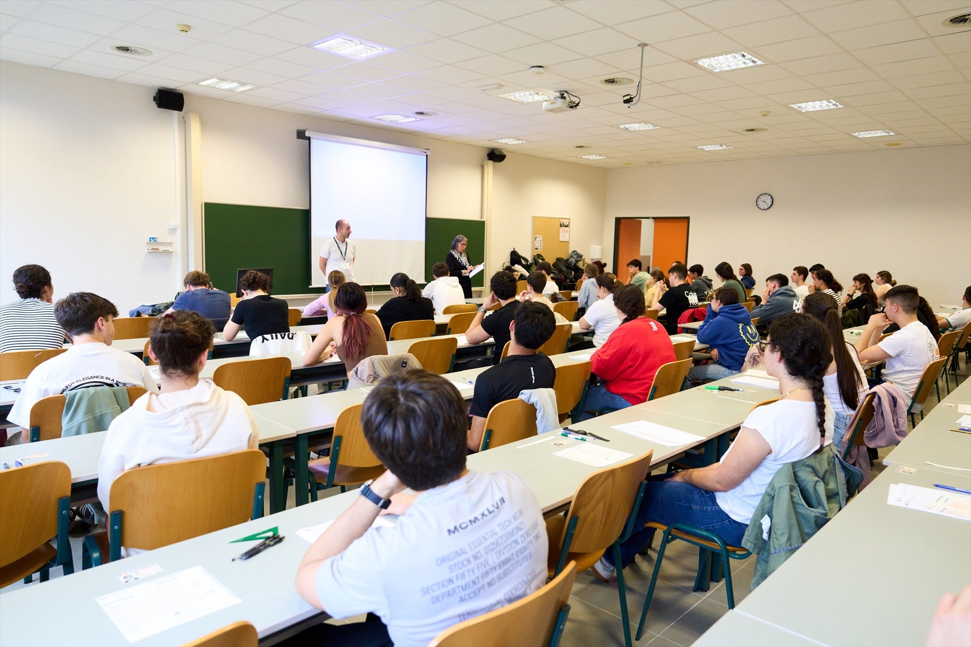 Claves de una PAU más práctica y competencial: un modelo de examen por asignatura y medidas contra la IA Claves de una PAU más práctica y competencial: un modelo de examen por asignatura y medidas contra la IA