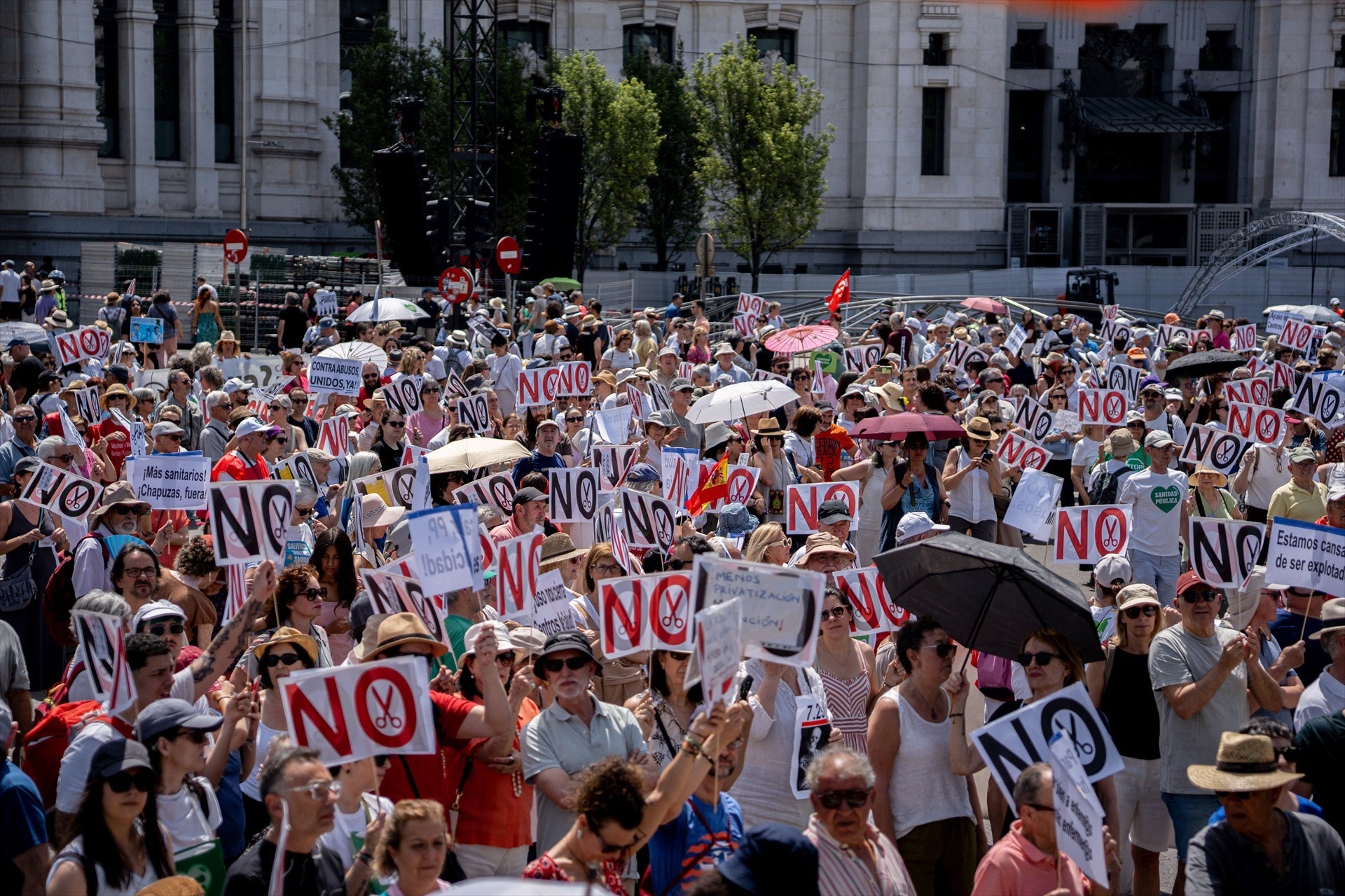 Miles de personas se manifiestan en Madrid contra el desmantelamiento de la Sanidad Pública Miles de personas se manifiestan en Madrid contra el desmantelamiento de la Sanidad Pública