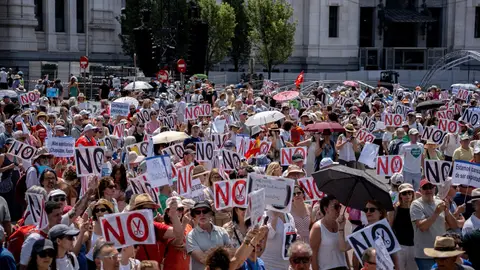 Miles de personas se manifiestan en Madrid contra el desmantelamiento de la Sanidad Pública Miles de personas se manifiestan en Madrid contra el desmantelamiento de la Sanidad Pública