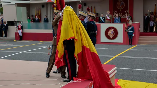 La bandera de España se cae durante el izado debido a la rotura de la polea del mástil La bandera de España se cae durante el izado debido a la rotura de la polea del mástil