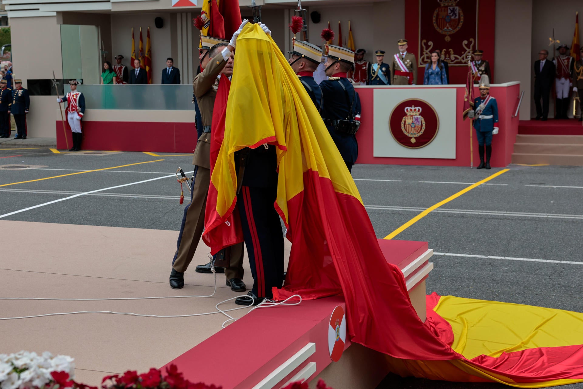 La bandera de España se cae durante el izado debido a la rotura de la polea del mástil La bandera de España se cae durante el izado debido a la rotura de la polea del mástil