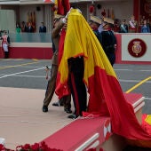 La bandera de España se cae durante el izado debido a la rotura de la polea del mástil