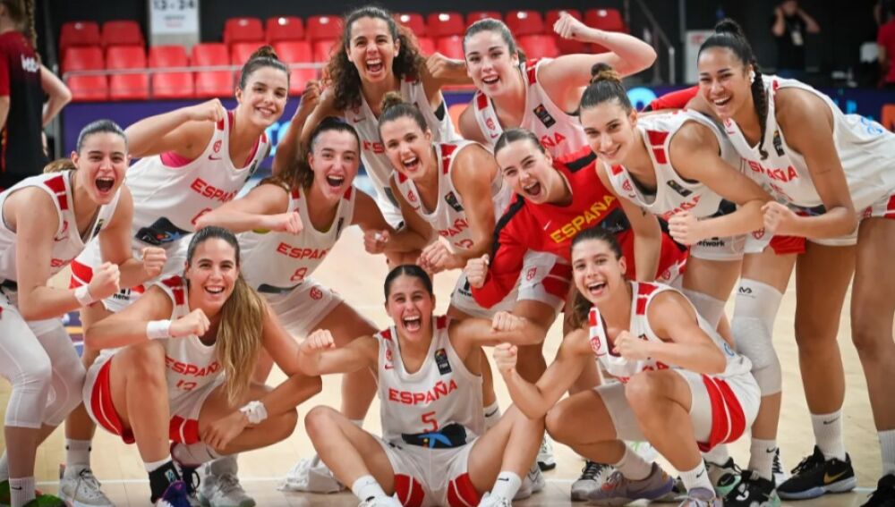 Festejo de un triunfo con las dos internacionales sonriendo en la zona inferior derecha
