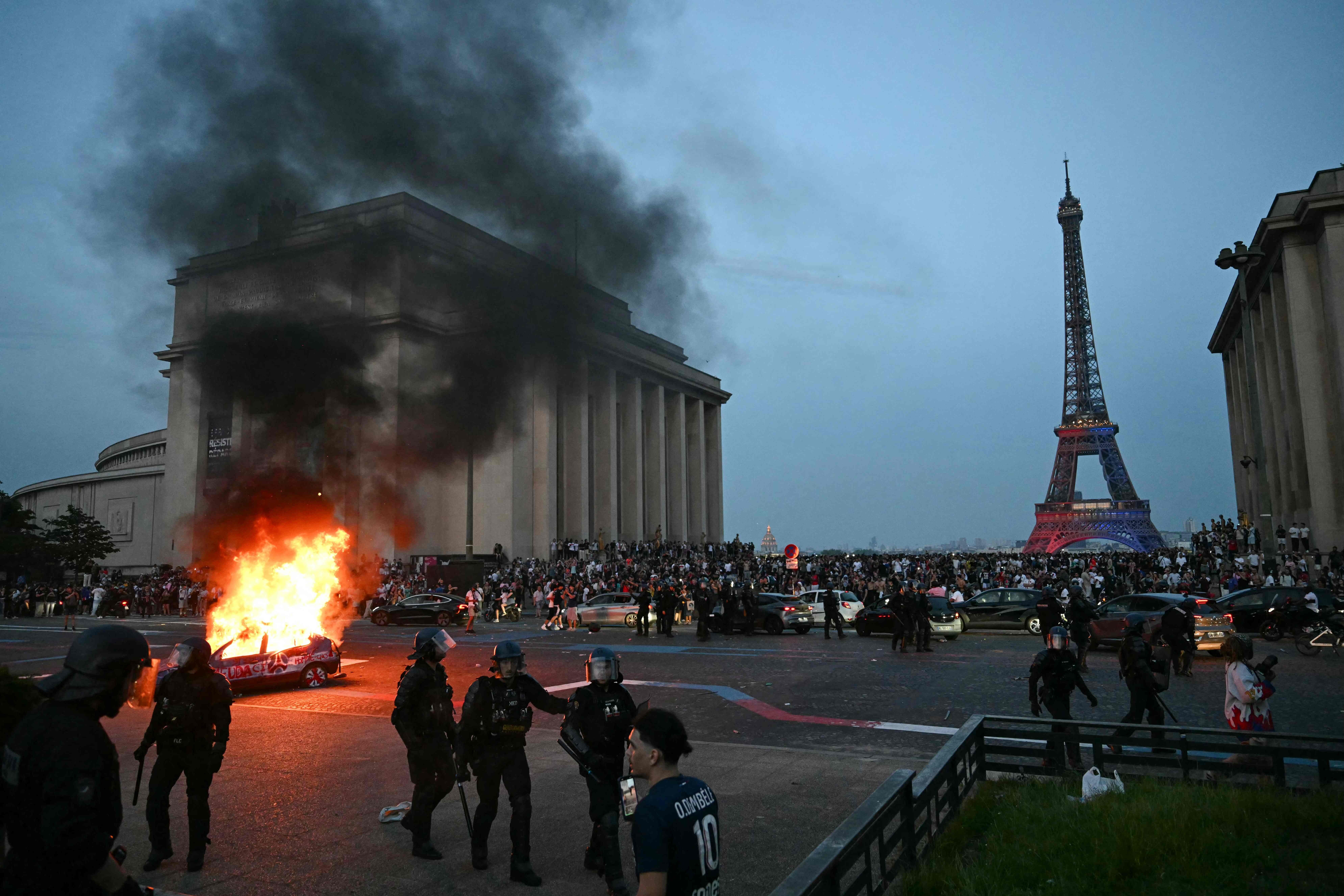 Francia arde tras la victoria del PSG en Champions: un muerto, más de 800 detenidos y 57 policías heridos por las violentas celebraciones Francia arde tras la victoria del PSG en Champions: un muerto, más de 800 detenidos y 57 policías heridos por las violentas celebraciones