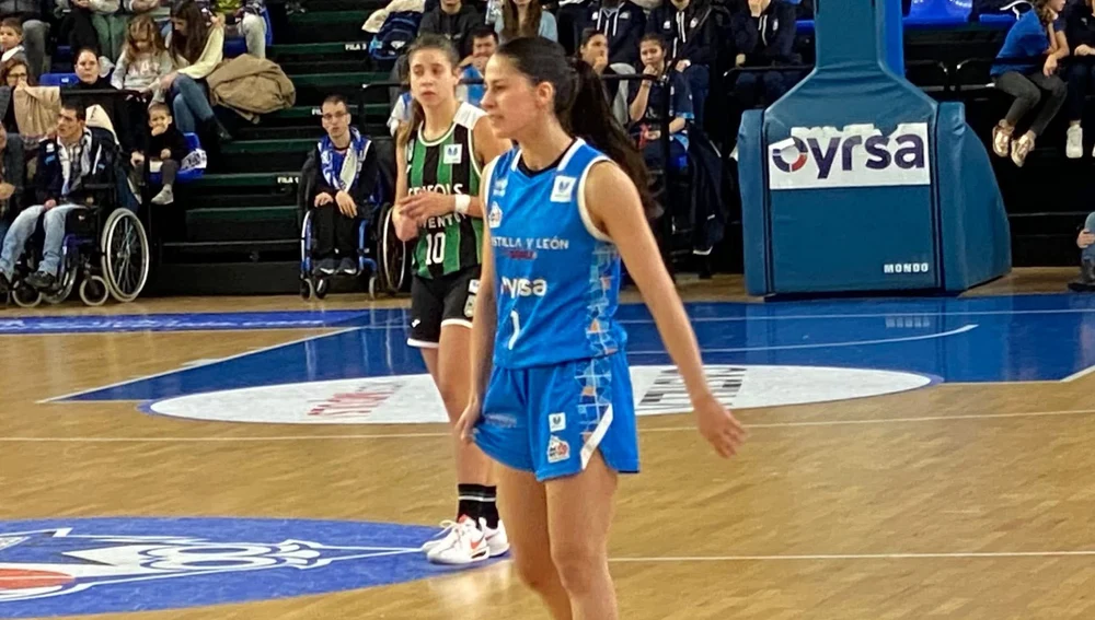 Claudia Soriano, en primer plano, e Inés Santibáñez, al fondo, durante el Perfumerías Avenida - Joventut de la última Liga Claudia Soriano, en primer plano, e Inés Santibáñez, al fondo, durante el Perfumerías Avenida - Joventut de la última Liga