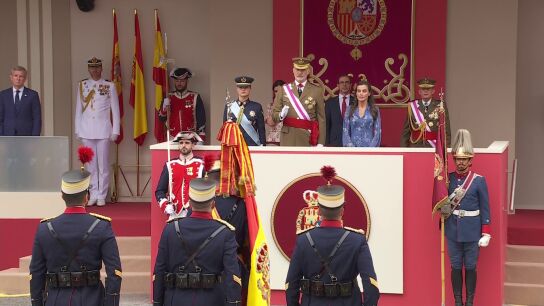 Momento en el que el rey Felipe da instrucciones para que se cambie la bandera por la de la Guardia Civil