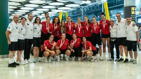 Las dos jugadoras perfumeras, en la parte inferior de la imagen y con la presea colgada Las dos jugadoras perfumeras, en la parte inferior de la imagen y con la presea colgada