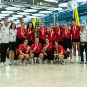 Las dos jugadoras perfumeras, en la parte inferior de la imagen y con la presea colgada Las dos jugadoras perfumeras, en la parte inferior de la imagen y con la presea colgada