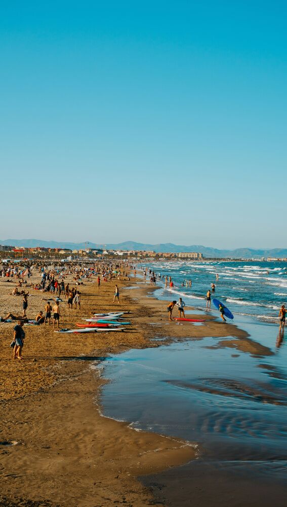 Bañistas disfrutando de la playa de La Malvarrosa