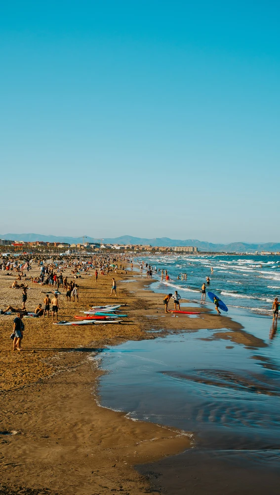 Bañistas disfrutando de la playa de La Malvarrosa Bañistas disfrutando de la playa de La Malvarrosa