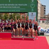 El equipo femenino de LA 208, en el podio en Roquetas de Mar (Almería). 
