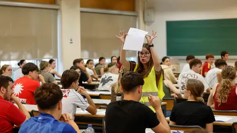 Estudiantes en un aula de exámenes de las Pruebas de Acceso a la Universidad de 2026 en la Comunitat Valenciana. Estudiantes en un aula de exámenes de las Pruebas de Acceso a la Universidad de 2026 en la Comunitat Valenciana.