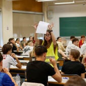 Estudiantes en un aula de exámenes de las Pruebas de Acceso a la Universidad de 2026 en la Comunitat Valenciana.