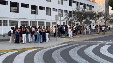 Alumnos de Sueca esperando el autobús que les llevará a Valencia para realizar la PAU Alumnos de Sueca esperando el autobús que les llevará a Valencia para realizar la PAU