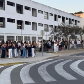 Alumnos de Sueca esperando el autobús que les llevará a Valencia para realizar la PAU Alumnos de Sueca esperando el autobús que les llevará a Valencia para realizar la PAU