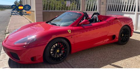 La Polic&iacute;a Nacional detiene en Elche a un hombre que puso a la venta una r&eacute;plica del del modelo 360 Spider de la marca Ferrari que &eacute;l mismo hab&iacute;a construido.