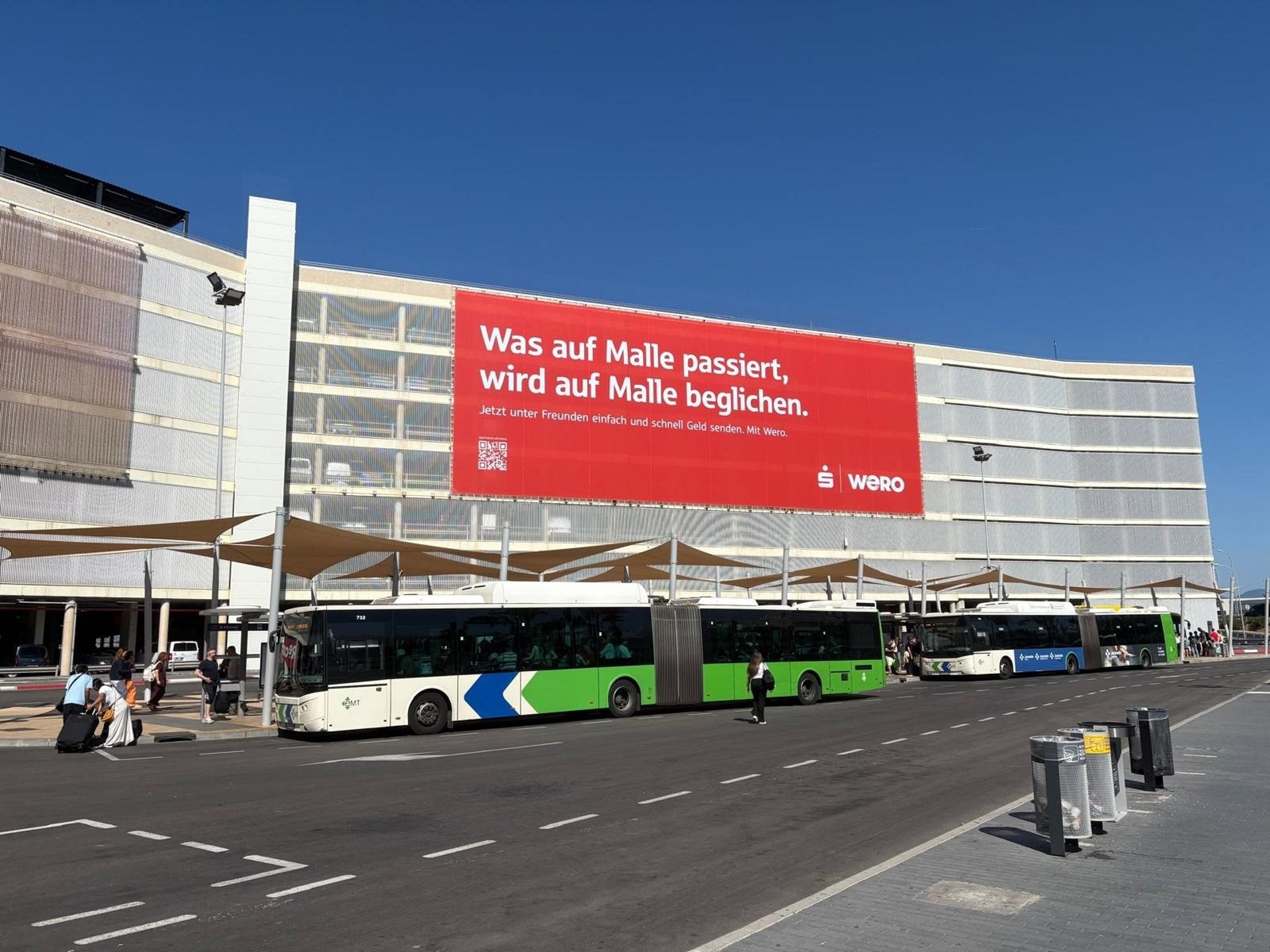 Sparkassen pide perdón y retira la lona del aeropuerto de Palma que promociona el turismo de excesos Sparkassen pide perdón y retira la lona del aeropuerto de Palma que promociona el turismo de excesos