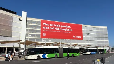 Sparkassen pide perdón y retira la lona del aeropuerto de Palma que promociona el turismo de excesos Sparkassen pide perdón y retira la lona del aeropuerto de Palma que promociona el turismo de excesos
