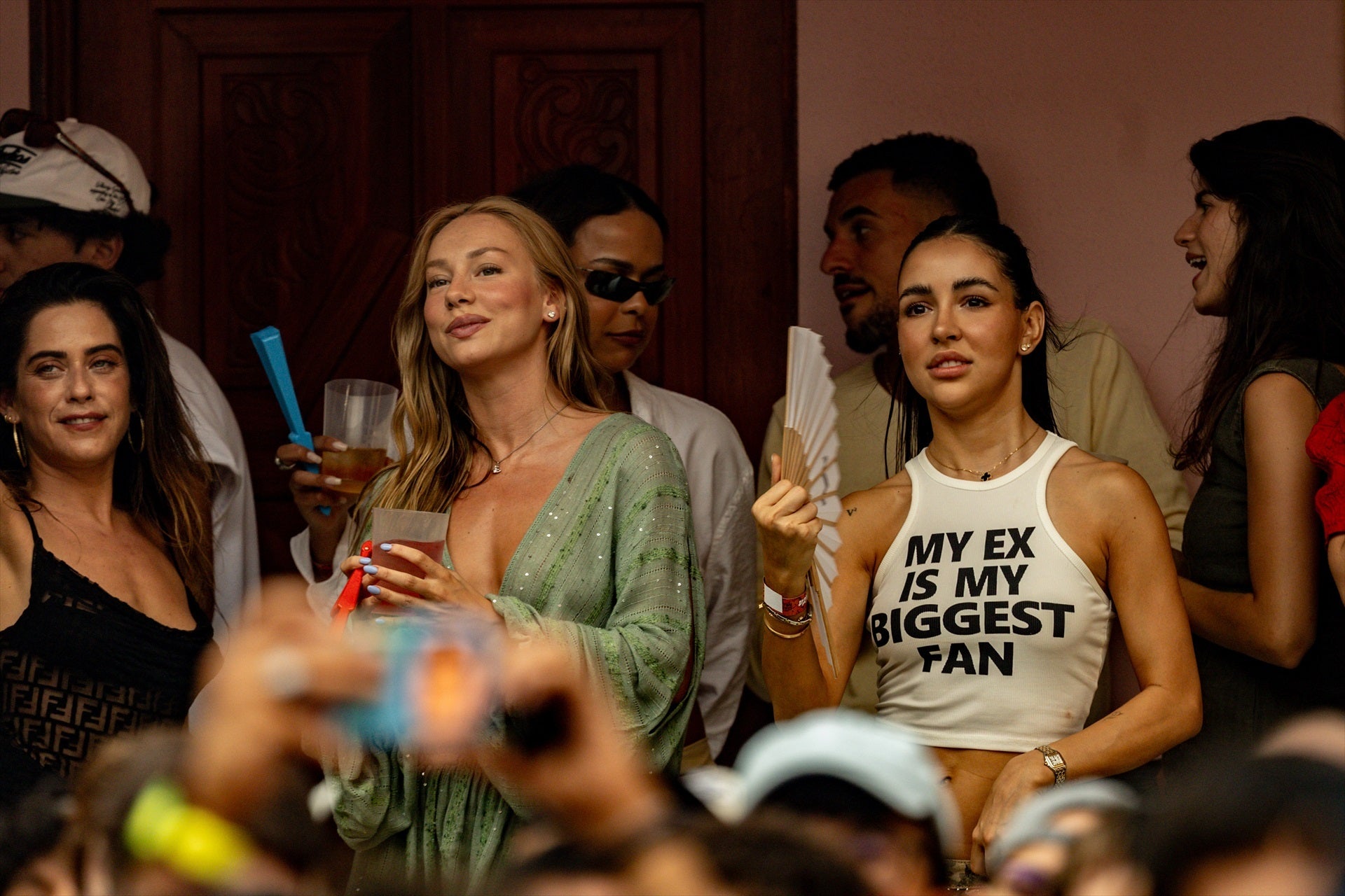 Las actrices María León (i) y Ester Expósito (c) durante un concierto del cantante Bad Bunny Las actrices María León (i) y Ester Expósito (c) durante un concierto del cantante Bad Bunny