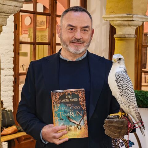 El escritor Jesús Sánchez Adalid durante la presentación de "Tres halcones para Tamerlán"