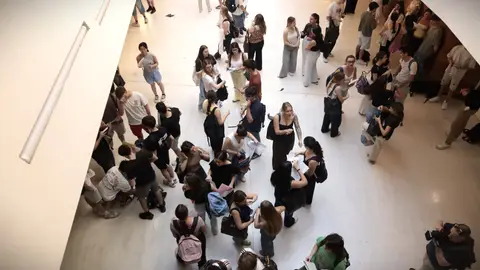 Los estudiantes han repasado el temario minutos antes de empezar los exámenes Los estudiantes han repasado el temario minutos antes de empezar los exámenes