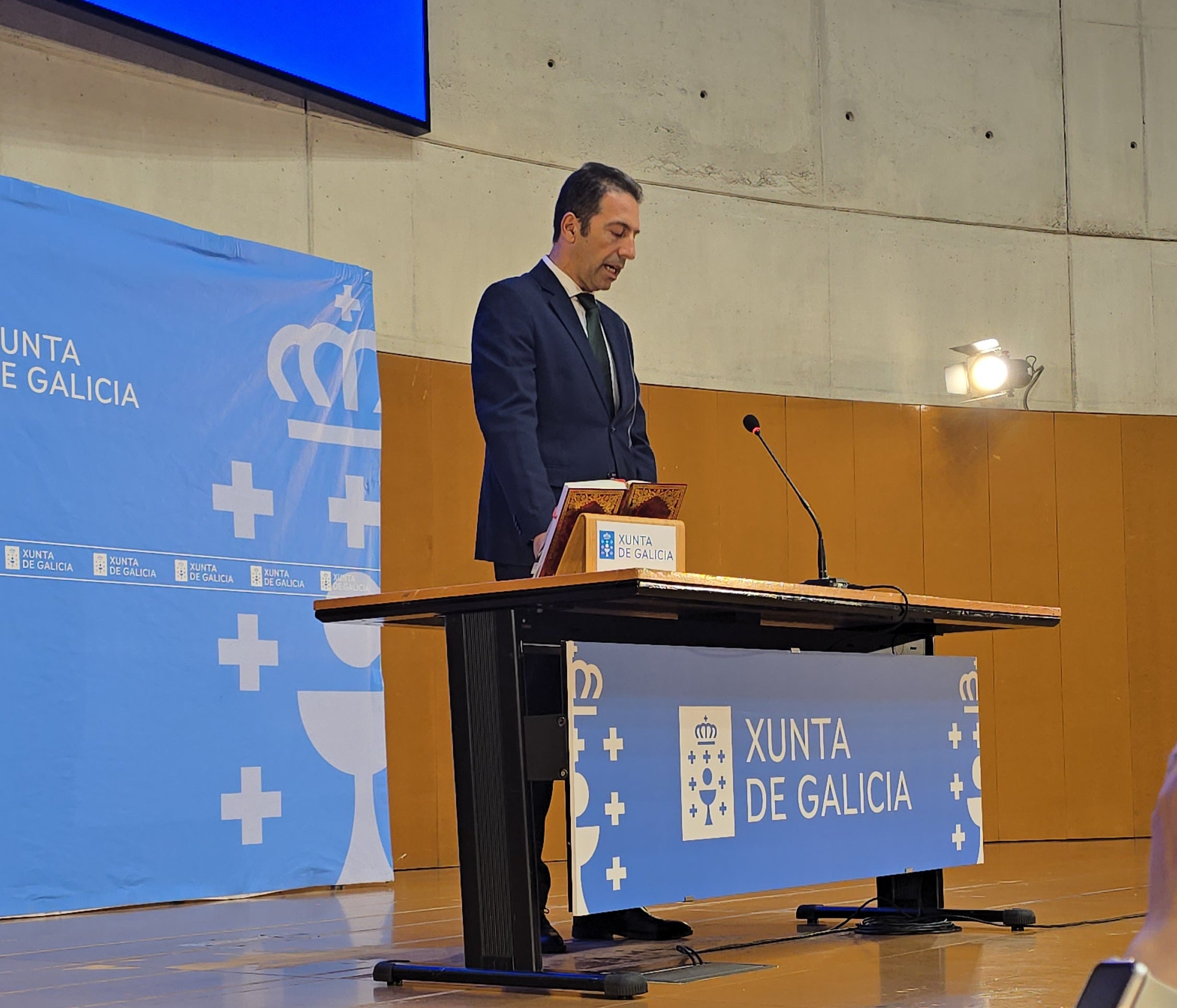 Alfonso Villares toma posesión como delegado de la Xunta:" para axudar a que os veciños estén moito mellor" Alfonso Villares toma posesión como delegado de la Xunta:" para axudar a que os veciños estén moito mellor"