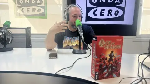 El Benja Amorín, creador del joc 'Ace of Spades', amb un exemplar del joc El Benja Amorín, creador del joc 'Ace of Spades', amb un exemplar del joc