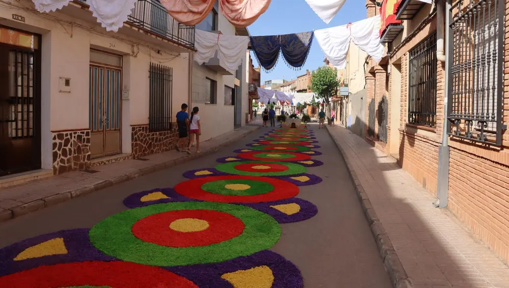 Calle decorada con alfombra de serrín Calle decorada con alfombra de serrín