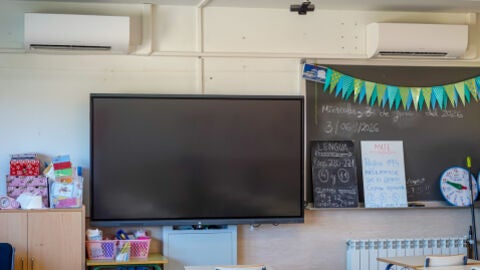Aparatos de aire acondicionado en un aula de un colegio p&uacute;blico de Torrej&oacute;n de Ardoz
