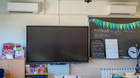 Todas las aulas de los 21 colegios públicos de Torrejón de Ardoz disponen ya de aire acondicionado Aparatos de aire acondicionado en un aula de un colegio público de Torrejón de Ardoz