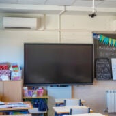 Imagen de archivo de dos aparatos de aire acondicionado en un colegio.