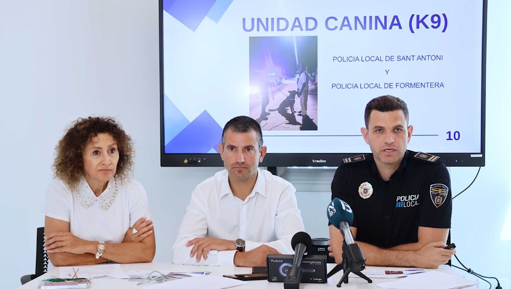 Neus Mateu, a la izquierda, con el alcalde Marcos Serra y el nuevo jefe de la Policía Local, Tomás Monzó 