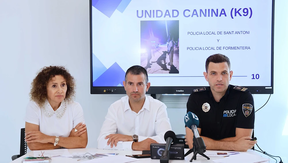 Neus Mateu, a la izquierda, con el alcalde Marcos Serra y el nuevo jefe de la Policía Local, Tomás Monzó Neus Mateu, a la izquierda, con el alcalde Marcos Serra y el nuevo jefe de la Policía Local, Tomás Monzó