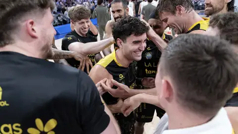 Compañeros de Jaime Fernández felicitan al jugador tras la victoria al Real Madrid Compañeros de Jaime Fernández felicitan al jugador tras la victoria al Real Madrid