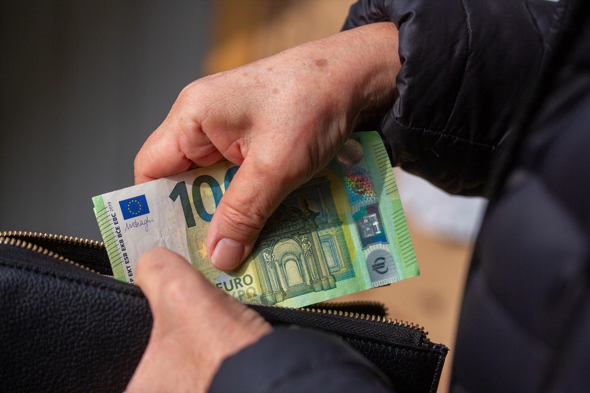 La AIReF pone fecha a la bajada progresiva de las pensiones en España: de representar el 70% del sueldo medio a menos del 60% La AIReF pone fecha a la bajada progresiva de las pensiones en España: de representar el 70% del sueldo medio a menos del 60%
