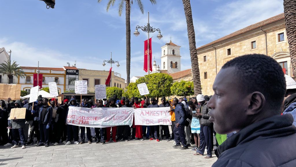 Organizaciones sociales repudian que Vox use a la población migrante como "excusa" para "justificar recortes" Organizaciones sociales repudian que Vox use a la población migrante como "excusa" para "justificar recortes"