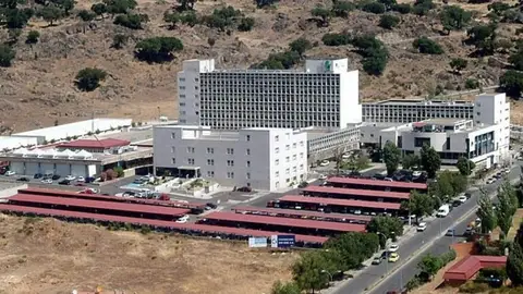 Herido con politraumatismos tras caer desde una altura de más de 4 metros en Cuacos de Yuste Herido con politraumatismos tras caer desde una altura de más de 4 metros en Cuacos de Yuste