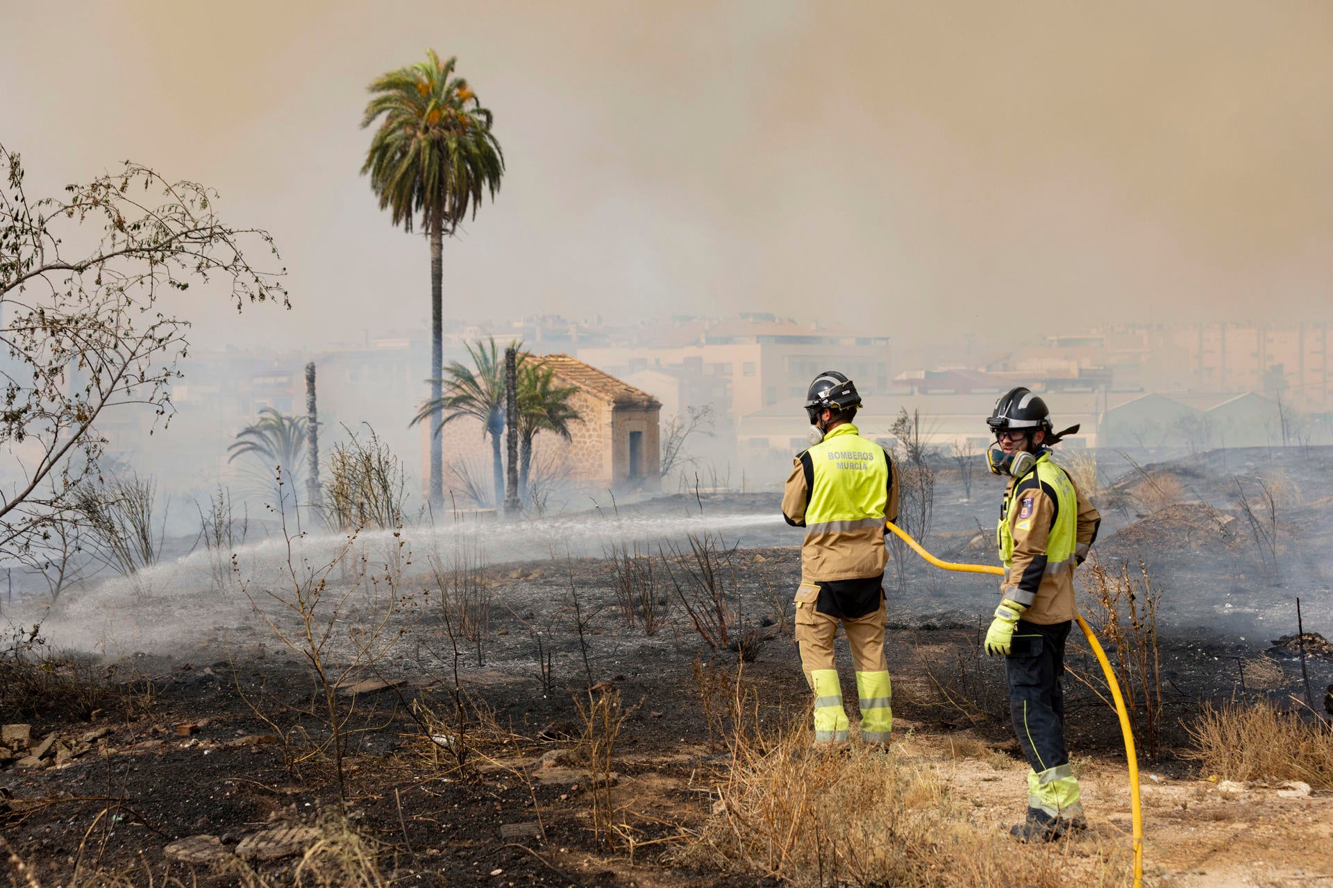 El consejero de Emergencias de la Región Murcia: "No hay riesgo para las familias ni para las viviendas cercanas al incendio de Los Garres"