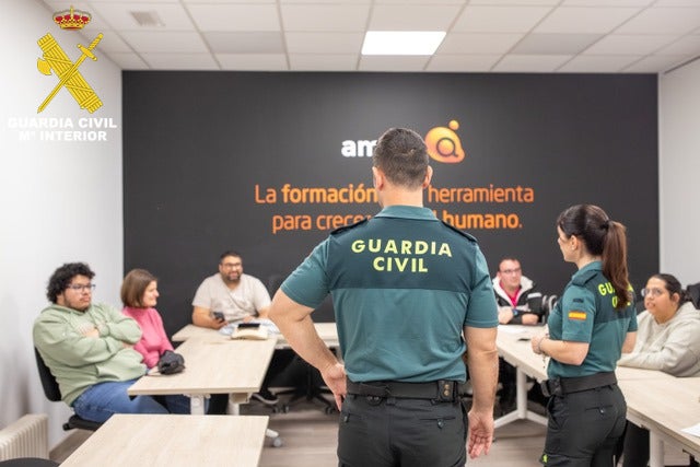 La Guardia Civil imparte un taller de ciberseguridad para usuarios de Amiab en Cuenca La Guardia Civil imparte un taller de ciberseguridad para usuarios de Amiab en Cuenca