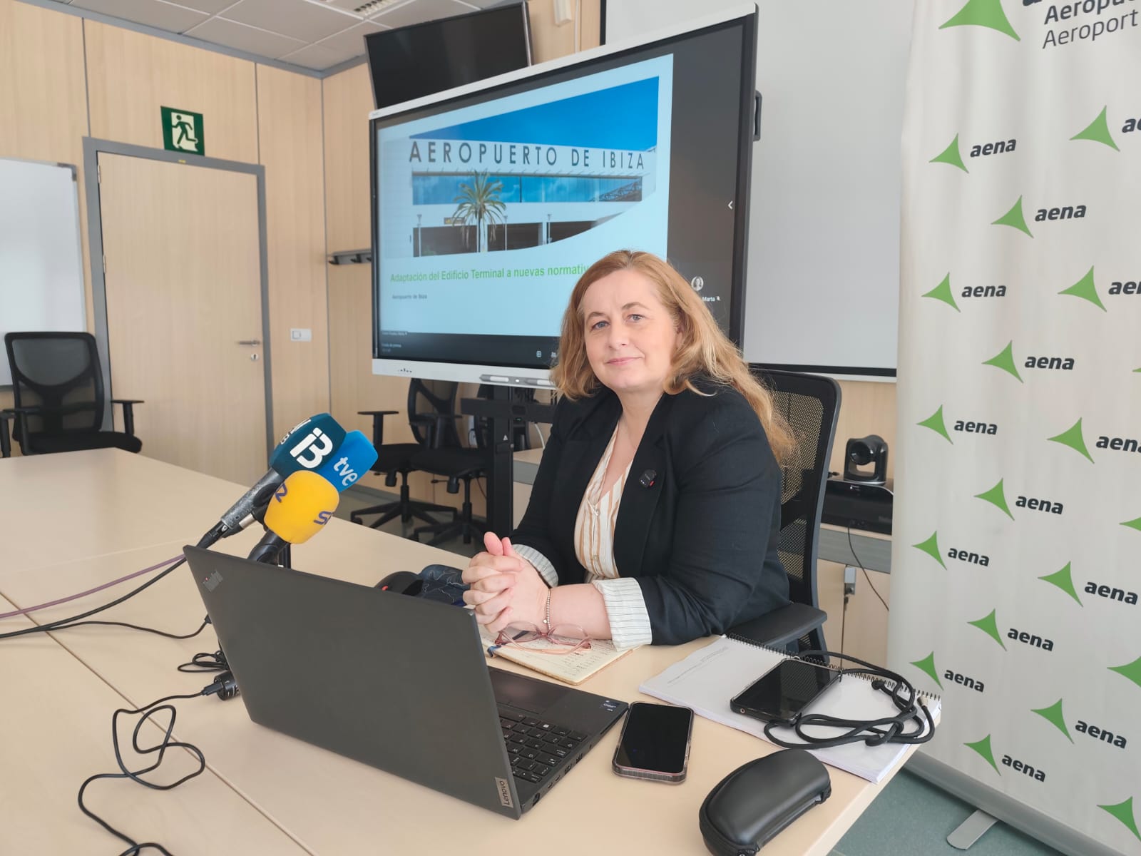 Marta Torres: "En AENA no buscamos aumentar la capacidad del aeropuerto, sino adaptarlo a la nueva normativa europea” Marta Torres: "En AENA no buscamos aumentar la capacidad del aeropuerto, sino adaptarlo a la nueva normativa europea”