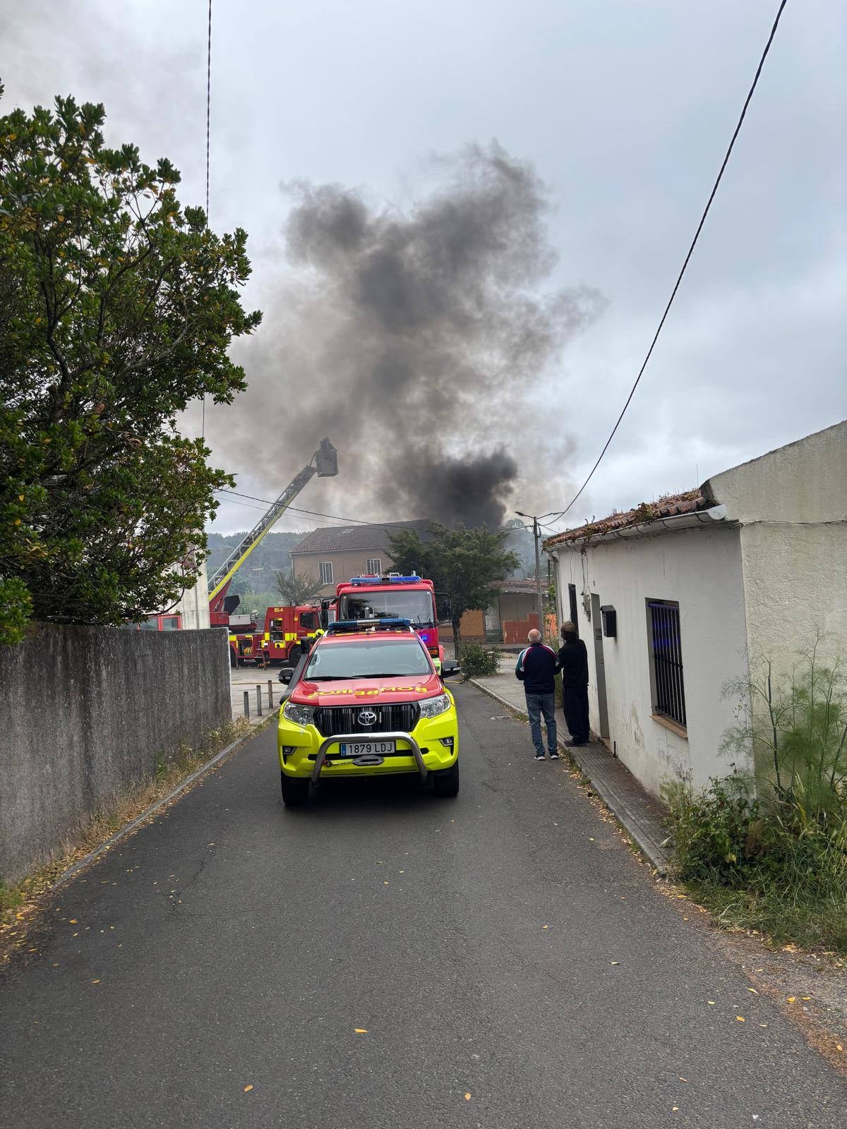 Un incendio afecta a una vivienda ocupada en Monte de Conxo y obliga a desalojar el colegio Quiroga Palacios, pero no hay heridos Un incendio afecta a una vivienda ocupada en Monte de Conxo y obliga a desalojar el colegio Quiroga Palacios, pero no hay heridos