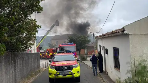 Un incendio afecta a una vivienda ocupada en Monte de Conxo y obliga a desalojar el colegio Quiroga Palacios, pero no hay heridos Un incendio afecta a una vivienda ocupada en Monte de Conxo y obliga a desalojar el colegio Quiroga Palacios, pero no hay heridos