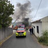 Un incendio afecta a una vivienda ocupada en Monte de Conxo y obliga a desalojar el colegio Quiroga Palacios, pero no hay heridos