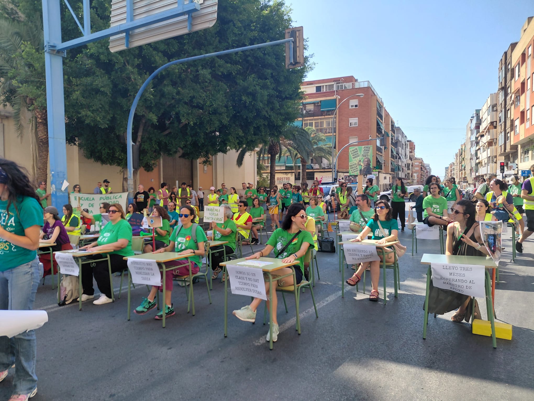 Los docentes cambian la estrategia pero siguen con sus protestas en la calle Los docentes cambian la estrategia pero siguen con sus protestas en la calle