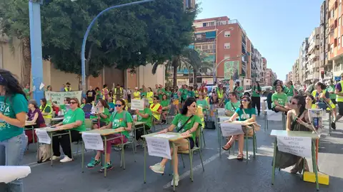 Aules al carrer en la Avenida de Novelda de Alicante con los pupitres del CEIP Oscar Esplá Aules al carrer en la Avenida de Novelda de Alicante con los pupitres del CEIP Oscar Esplá