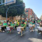 Aules al carrer en la Avenida de Novelda de Alicante con los pupitres del CEIP Oscar Esplá 