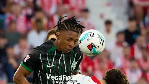 Buba Sangaré, ante el Girona en Montilivi en el partido de la salvación del Elche. Buba Sangaré, ante el Girona en Montilivi en el partido de la salvación del Elche.