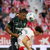 Buba Sangaré, ante el Girona en Montilivi en el partido de la salvación del Elche.